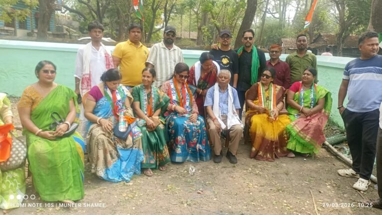 উন্নয়নের প্রতিশ্রুতি দিয়ে ভোট চাইতে আসা রানিগঞ্জের বিধায়ক প্রার্থী কালোম্বরন মণ্ডলের রোড শো-তে বিশাল জনসমাগম হয়েছিল।