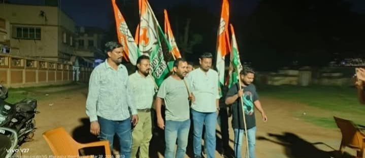 खड़गपुर में कैंडिडेट बदलने पर कांग्रेस कार्यकर्ताओं ने विरोध किया।