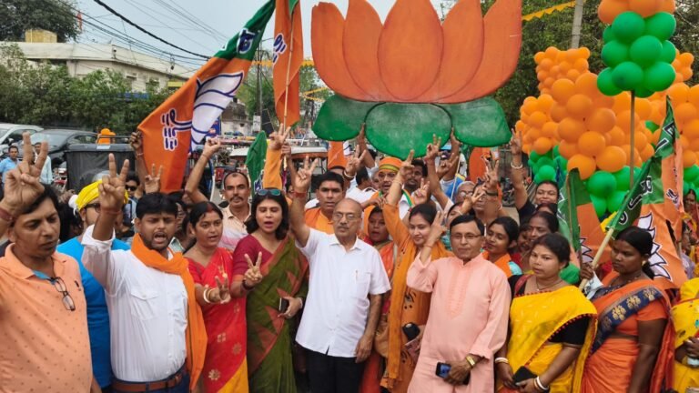 कुल्टी में भाजपा उम्मीदवार डॉ अजय कुमार पोद्दार की रैली।