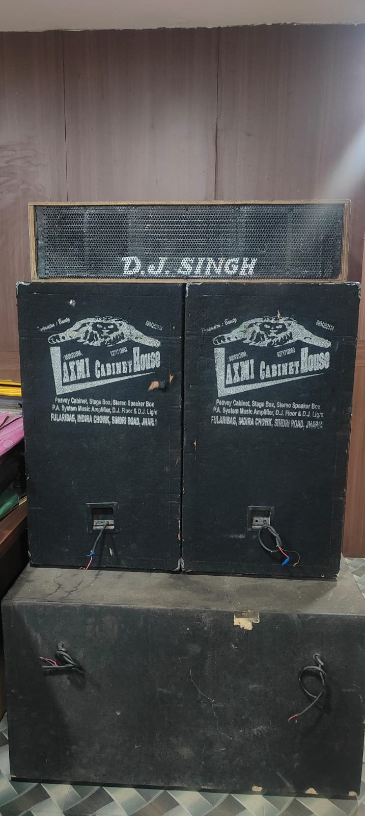 OC के आदेश पर कार्रवाई करते हुए, SI अंजन मंडल ने DJ का संगीत बंद करवा दिया और उसका सामान ज़ब्त कर लिया।