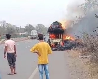 *جموڑیہ میں نیشنل ہائی وے-19 پر بچالی لدی پک اپ وین میں اچانک آگ، بڑا حادثہ ٹل گیا*