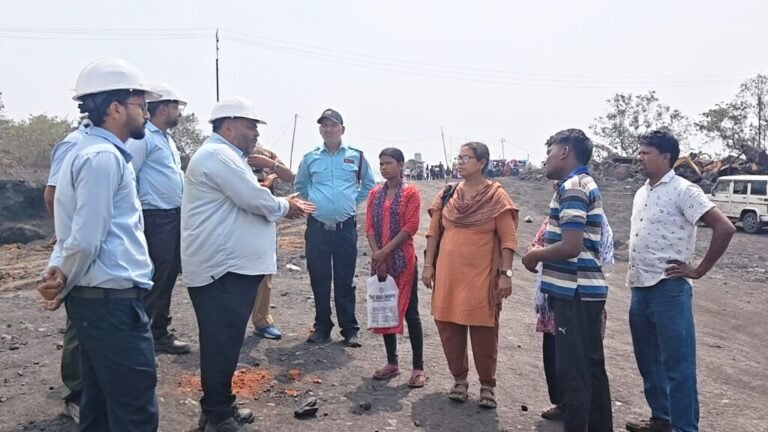 *سالانپور میں ای سی ایل کولیری کے باہر مقامی افراد کا احتجاج، روزگار کی مانگ پر مظاہرہ*