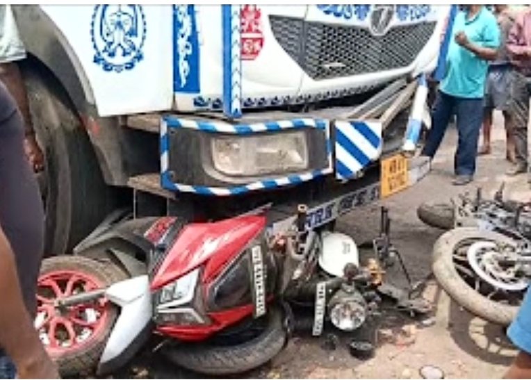 *جموڑیا میں خوفناک سڑک حادثہ، تیز رفتار ٹریلر نے گاڑی اور موٹر سائیکلوں کو روند ڈالا*