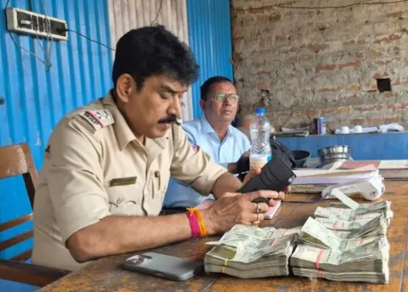 *مغربی بنگال اسمبلی انتخابات سے قبل سخت نگرانی، بارابنی ناکہ پوائنٹ پر 10.50 لاکھ روپے نقد برآمد*