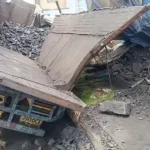 *کُلٹی میں تیز رفتار کوئلہ بردار ٹرک بے قابو ہو کر ڈرین میں جا گھسا، بڑا حادثہ ٹل گیا*