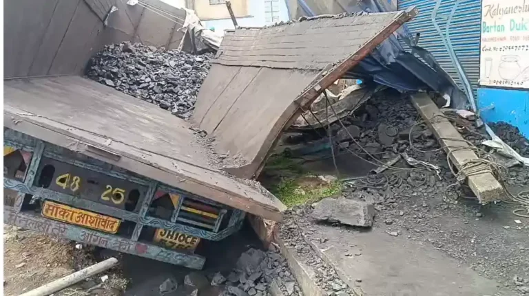 *کُلٹی میں تیز رفتار کوئلہ بردار ٹرک بے قابو ہو کر ڈرین میں جا گھسا، بڑا حادثہ ٹل گیا*