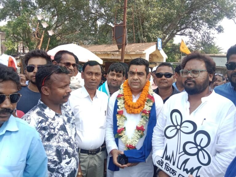 रघुनाथपुर महकमा एडमिनिस्ट्रेटिव ऑर्गनाइज़ेशन ऑफिस में गुरुवार सुबह से ही पॉलिटिकल पारा अपने पीक पर था।