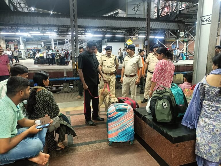 *आसनसोल मंडल ने वित्त वर्ष 2025-26 में सुरक्षा, प्रवर्तन और यात्री सेवाओं में असाधारण प्रदर्शन दर्ज किया*  *जीवन रक्षक पहलों, कड़े प्रवर्तन अभियानों और बेहतर यात्री देखभाल ने वर्ष को चिह्नित किया*  *बचाव अभियान, प्रवर्तन अभियानों और यात्री सहायता में रेलवे सुरक्षा बल की महत्त्वपूर्ण भूमिका*