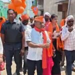 कुल्टी में जीत को लेकर आश्वस्त भाजपा प्रत्याशी डॉ. अजय पोद्दार ने गांगुटिया ग्राम में घर घर चलाया प्रचार