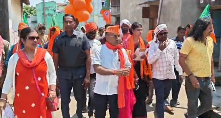 कुल्टी में जीत को लेकर आश्वस्त भाजपा प्रत्याशी डॉ. अजय पोद्दार ने गांगुटिया ग्राम में घर घर चलाया प्रचार