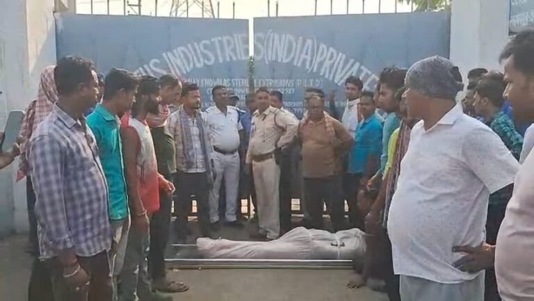सड़क हादसे में श्रमिक की मौत शव रख कारखाने के गेट के सामने स्थानीय लोगो ने किया बिरोध प्रदर्शन