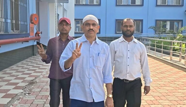 कुल्टी नपा के पुर्व अध्यक्ष एव तृणमूल अल्पसंख्यक के नेता अख्तर हुसैन ने कुल्टी बिधानसभा मे निर्दलीय के तौर पर किया नामांकन.  नामांकन के बाद कुल्टी मे चर्चा का बिषय.