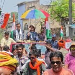 टॉलीवुड स्टार रचना बनर्जी ने तृणमूल प्रत्याशी अभिजीत घटक के लिए की जोरदार प्रचार रैली, महिलाओं ने किया फूल-मालाओं से भव्य स्वागत।