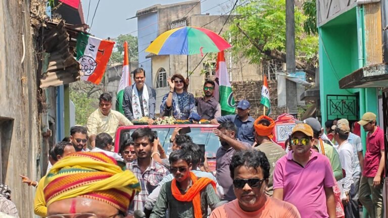 टॉलीवुड स्टार रचना बनर्जी ने तृणमूल प्रत्याशी अभिजीत घटक के लिए की जोरदार प्रचार रैली, महिलाओं ने किया फूल-मालाओं से भव्य स्वागत।