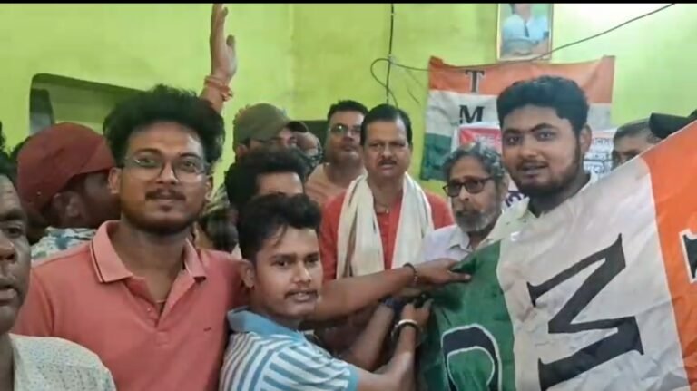 माकपा के छात्र यूनियन डिवाई एफआई, ओर एसएफआई के तक़रीबन 15 युवाओ ने तृणमूल का दामन थामा।