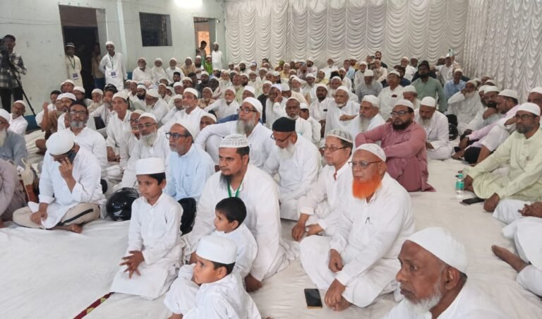 *آسنسول رحمانیہ ہائی اسکول میں حج تربیتی کیمپ* *پروجیکٹر اور اسکرین کی مدد سے عازمین کودی گئی ٹریننگ*