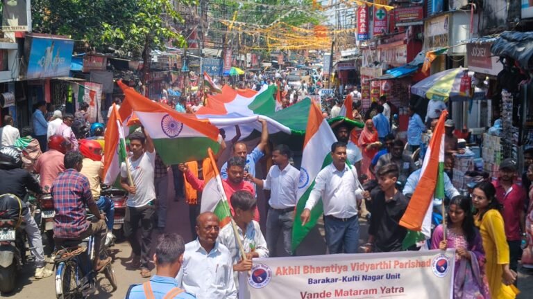 बन्दे मातरम गीत के एक सौ पचास वर्ष के अवसर पर एभीबीपी बराकर कुल्टी इकाई ने निकाला तिरंगा जुलुश.