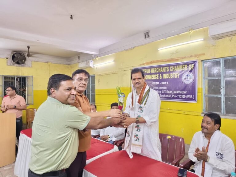 नियामतपुर मर्चेंट। चैंबर ऑफ कॉमर्स ने नियामतपुर धर्मशाला में कुल्टी विधानसभा के तृणमूल उम्मीदवार अभिजीत घटक को लेकर एक बैठक की गई,