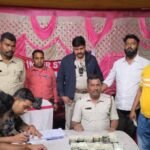 इंटर स्टेट बंगाल झारखण्ड डिबुडीह नाका चेकिंग मे बिहार से कोलकाता जा रही वाहन से 5.57 लाख कैश बरामद