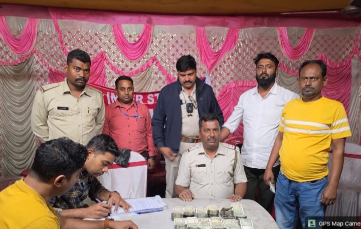 इंटर स्टेट बंगाल झारखण्ड डिबुडीह नाका चेकिंग मे बिहार से कोलकाता जा रही वाहन से 5.57 लाख कैश बरामद