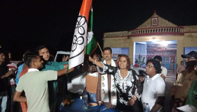 चिनाकुरी और बराकर के सैकड़ो लोग भाजपा एवं दूसरी पार्टियां छोड़कर तृणमूल कांग्रेस में हुए शामिल अभिजीत घटक ने थमाया पार्टी का झंडा