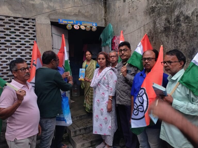 वार्ड 67 में तृणमूल के पक्ष में पार्षद एवं वार्ड अध्यक्ष का जनसंपर्क, अभिजीत घटक के लिए मांगे वोट