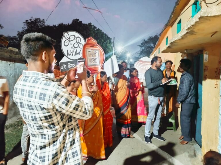 अशोक पासवान के नेतृत्व में 66 नंबर वार्ड के विभिन्न मोहल्ला में तृणमूल उम्मीदवार के लिए डोर टू डोर प्रचार अभियान।