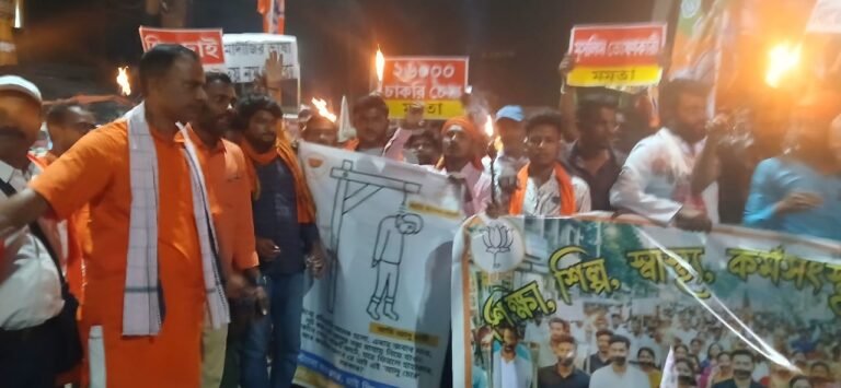 रघुनाथपुर विधानसभा के यूथ फ्रंट ने मशाल जुलूस निकाला