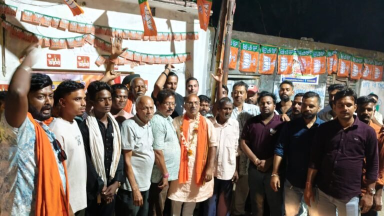 बराकर के वार्ड 67 फाड़ी रोड़ मे भाजपा के नये कार्यालय के उद्घाटन के साथ , फाबला नेता बबलू मित्रो ने भाजपा का दामन थामा