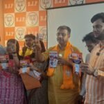 उत्तर विधानसभा में भाजपा उम्मीदवार कृष्णेंदु मुखर्जी ने जारी किया घोषणापत्र, विकास के बड़े वादे के साथ हेल्पलाइन नंबर भी किया लॉन्च