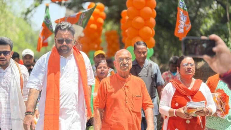 कुल्टी के वार्ड 105 में भाजपा प्राथी पोद्दार ने किया घर घर जन सम्पर्क अभियान, पुर्व भाजपा पार्षद बाप्पा के नेतृत्व में दिखा उत्साह.