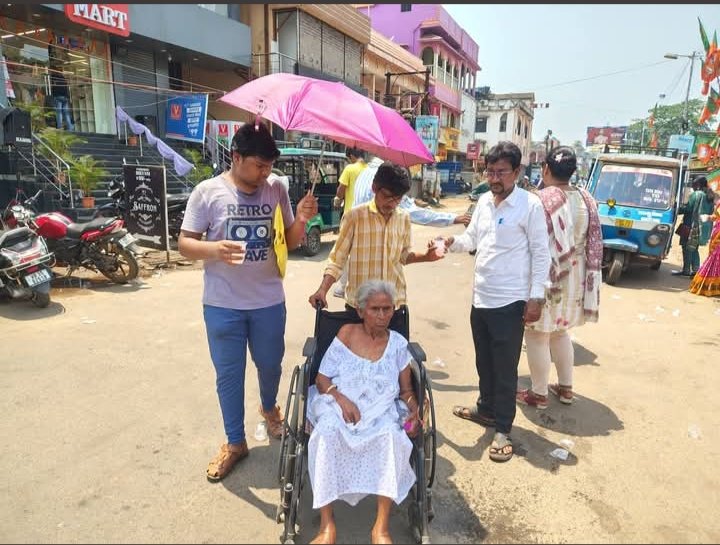 A source of relief from the scorching sun: Water donation to quench the thirst of pedestrians in Kharagpur Malancha **