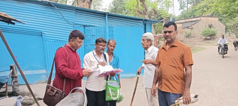 चुनाव आयोग की पहल: कुल्टी में बीएलओ ने शुरू किया घर-घर बूथ स्लिप वितरण, मतदाताओं में उत्साह  चुनाव आयोग की नई पहल से मतदाताओं की राह हुई आसान, टिंकू वर्मा ने जताया आभार।