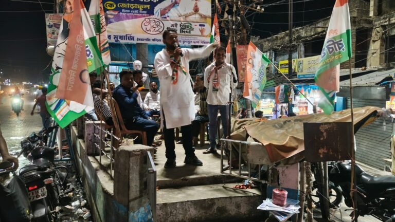 बराकर बैगुनिया मोड पर कांग्रेस की चुनावी सभा मे रवि यादव ने तृणमूल ओर भाजपा को चोर संज्ञा दी.