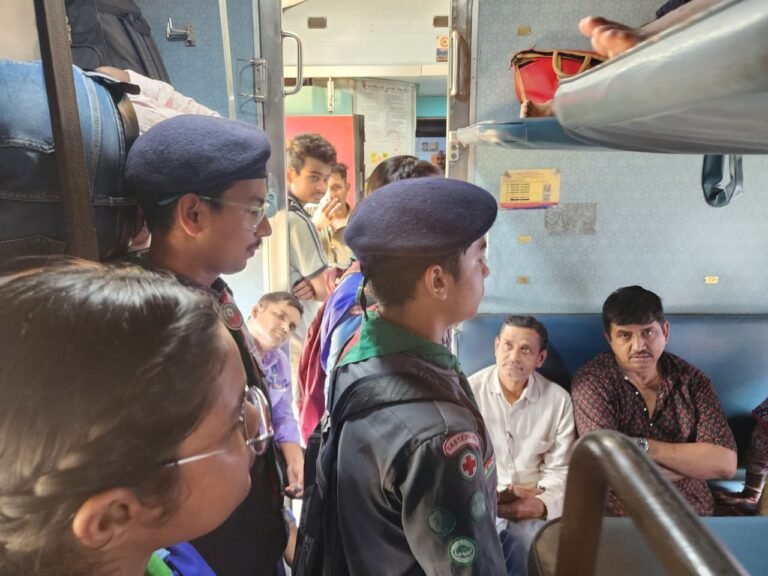 *आसनसोल मंडल में स्वच्छता जागरूकता अभियान जारी*  *स्काउट्स, गाइड्स, रोवर्स एवं रेंजर्स ने ट्रेनों और स्टेशनों पर स्वच्छता का संदेश फैलाया*