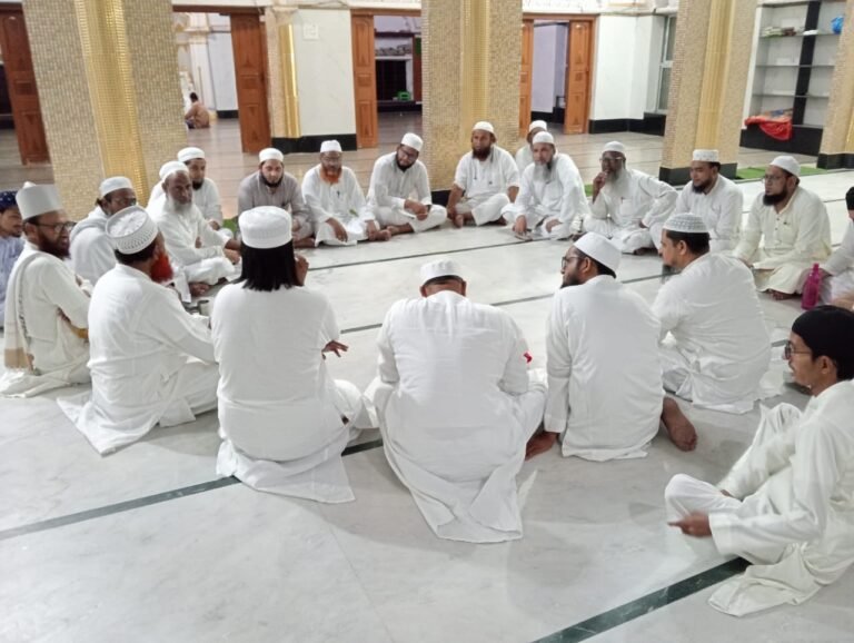 **علماء و ائمہ کی شان میں گستاخی برداشت نہیں کی جائے گی، عیدگاہ والی مسجد میں منعقدہ اہم نشست میں سخت کارروائی کا فیصلہ** **شہر کے ائمہ کرام کا مشاورتی اجلاس؛ الیکشن کے بعد دوبارہ سر جوڑنے کا عزم**