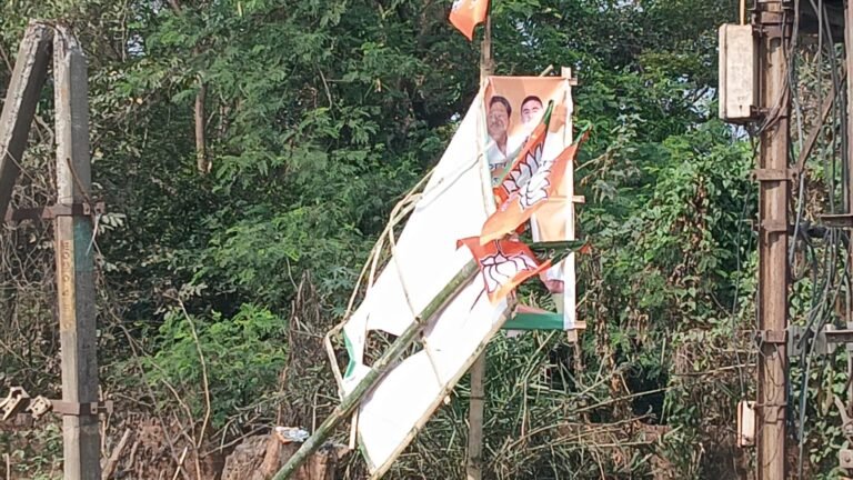 कुल्टी विधानसभा से भाजपा उम्मीदवार डॉ. अजय पोद्दार के चुनावी होर्डिंग और पोस्टरों के साथ तोड़फोड़।  भाजपा का बयान: जिला मीडिया इंचार्ज टिंकू वर्मा ने घटना की निंदा करते हुए इसे 'लोकतंत्र का अपमान' बताया।