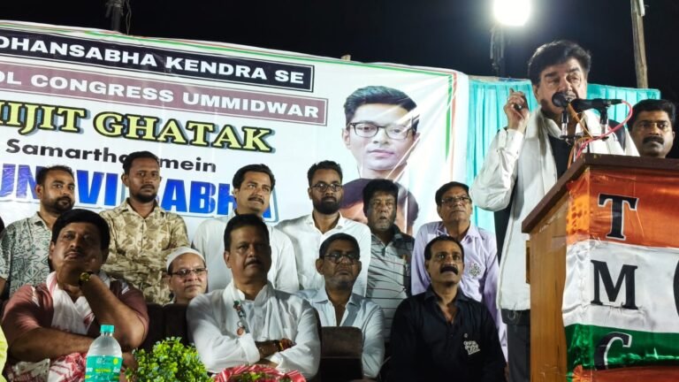 कुल्टी मजीदया पार्क मे सांसद सह सीने अभिनेता शत्रुघ्न सिन्हा ने तृणमूल प्राथी के समर्थन की जन सभा.