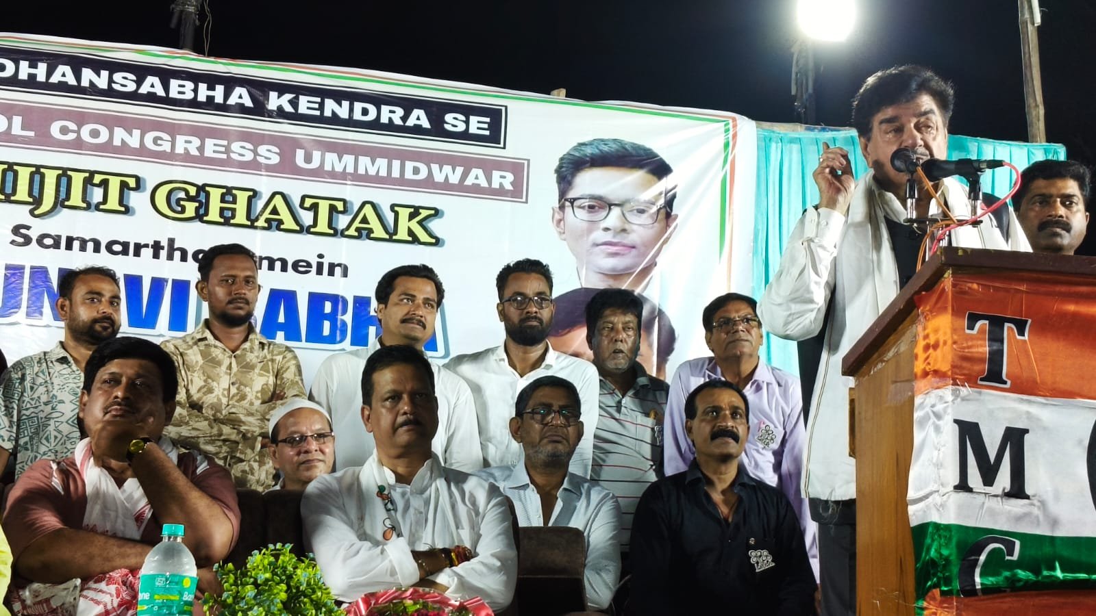 कुल्टी मजीदया पार्क मे सांसद सह सीने अभिनेता शत्रुघ्न सिन्हा ने तृणमूल प्राथी के समर्थन की जन सभा.