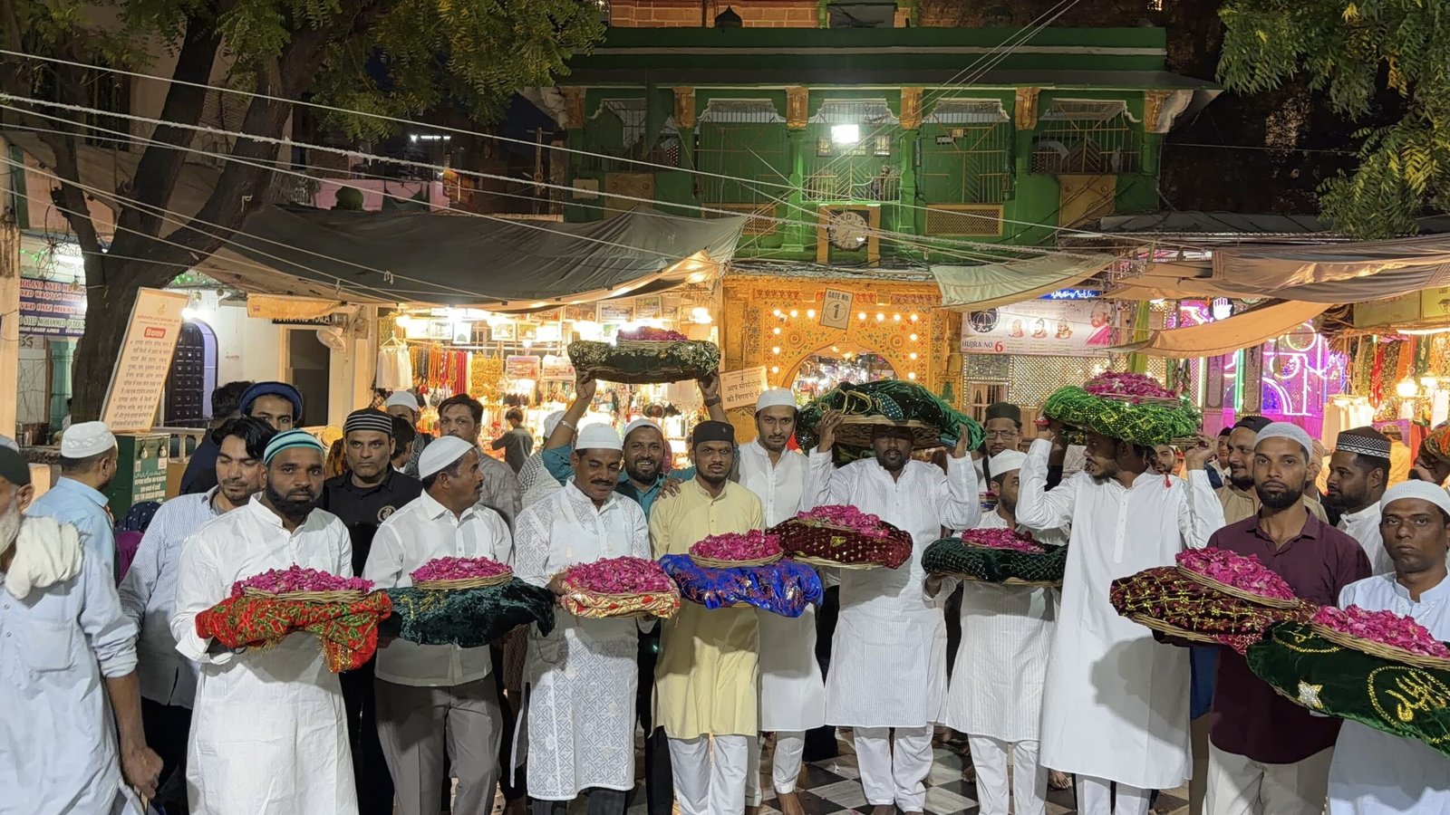 *کویتا کی جانب سے روانہ کردہ غلاف مبارک درگاہ اجمیر شریف میں پیش*