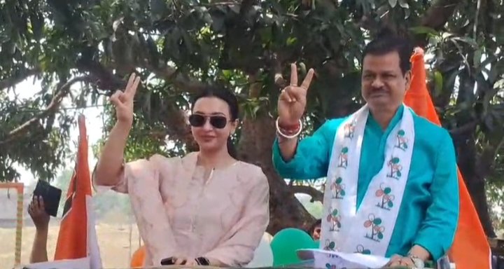 *कुल्टी विधानसभा में तृणमूल प्रत्याशी अभिजीत घटक के समर्थन में अभिनेत्री कौशानी मुखर्जी का रोड शो*