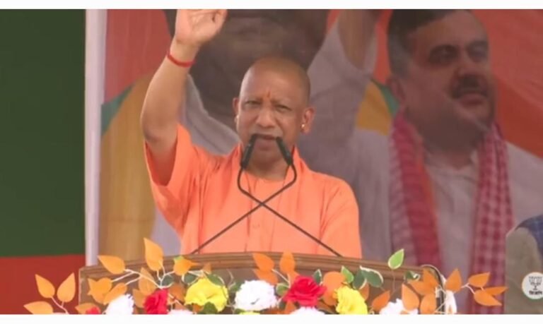 पुरुलिया जिले की जयपुर विधानसभा सीट से बीजेपी के उम्मीदवार विश्वजीत महतो के समर्थन में सोमवार को चुनावी सभा करने आए योगी