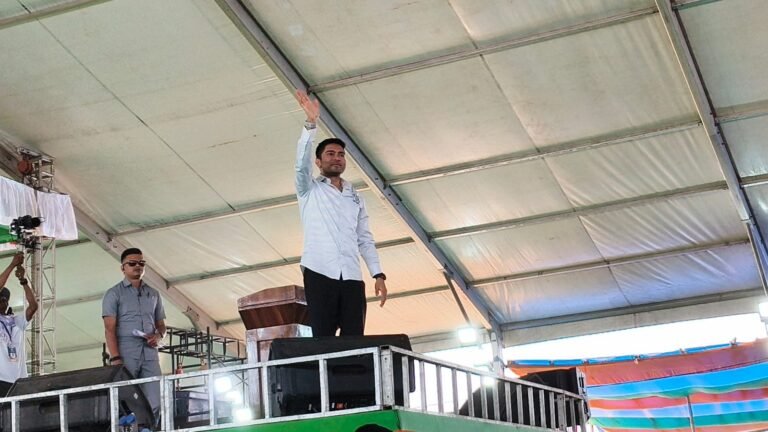 तृणमूल कांग्रेस के ऑल इंडिया जनरल सेक्रेटरी अभिषेक बनर्जी ने सोमवार को पुरुलिया में बलरामपुर कॉलेज के पास मैदान में तृणमूल कैंडिडेट शांतिराम महतो की चुनावी रैली