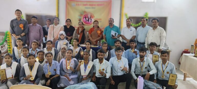 *فخرالدین علی احمد گورنمنٹ پی جی کالج، محمودآباد میں نروتم کلچرل کلب کی رنگا رنگ اعزازی تقریب*  *سال بھر کی مقابلہ جاتی سرگرمیوں کے کامیاب طلبہ کو انعامات، ثقافتی پروگرام بھی پیش*