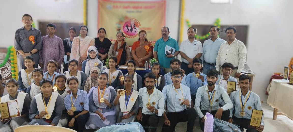 *فخرالدین علی احمد گورنمنٹ پی جی کالج، محمودآباد میں نروتم کلچرل کلب کی رنگا رنگ اعزازی تقریب*  *سال بھر کی مقابلہ جاتی سرگرمیوں کے کامیاب طلبہ کو انعامات، ثقافتی پروگرام بھی پیش*