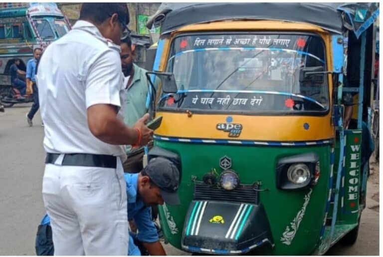 बराकर सब ट्रैफ़िक गार्ड के द्वारा बराकर मे सड़क के ऊपर अवैध तरीके से खड़े दर्ज़नो वाहनों का काटा चालान.