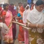 कुल्टी के वार्ड 71 के बृन्दावन गली क्षेत्र मे चुनाव के बाद पिने के पानी की आपूर्ति बाधित लोगो ने सड़क जाम कर किया प्रदर्शन.