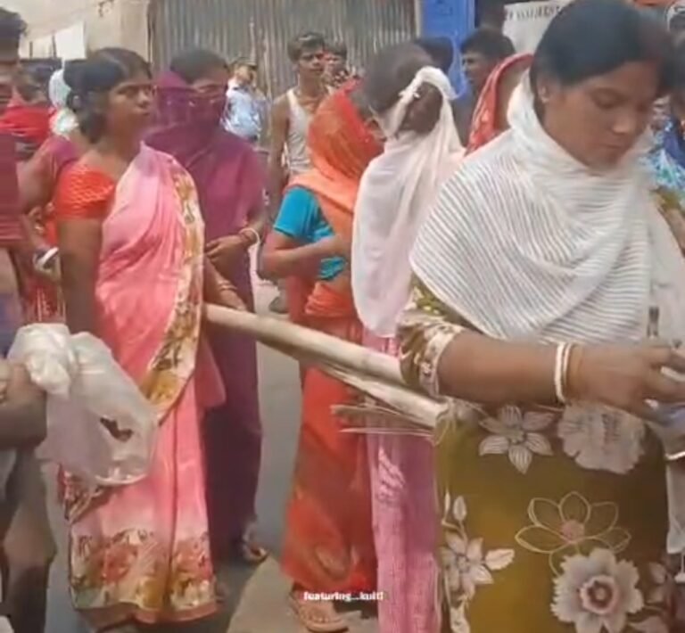 कुल्टी के वार्ड 71 के बृन्दावन गली क्षेत्र मे चुनाव के बाद पिने के पानी की आपूर्ति बाधित लोगो ने सड़क जाम कर किया प्रदर्शन.