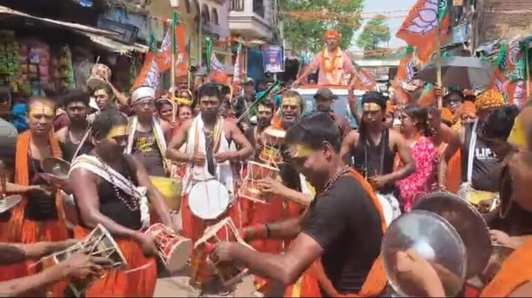 कुलटी में उमड़ा जनसैलाब: भाजपा प्रत्याशी डॉ. अजय कुमार पोद्दार ने शक्ति प्रदर्शन के साथ भरा नामांकन