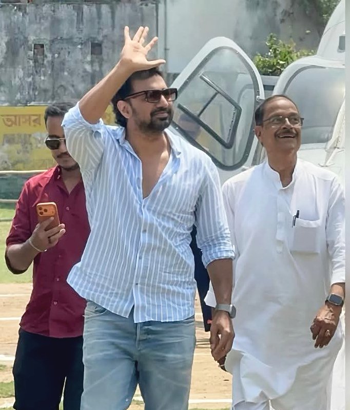 *آسنسول شمالی اسمبلی حلقہ کے ترنمول کانگریس امیدوار مولائے گھٹک کی حمایت میں ٹالی ووڈ اسٹار  و رکن پارلیمان دیو کا روڈ شو، عوام کا زبردست جوش*